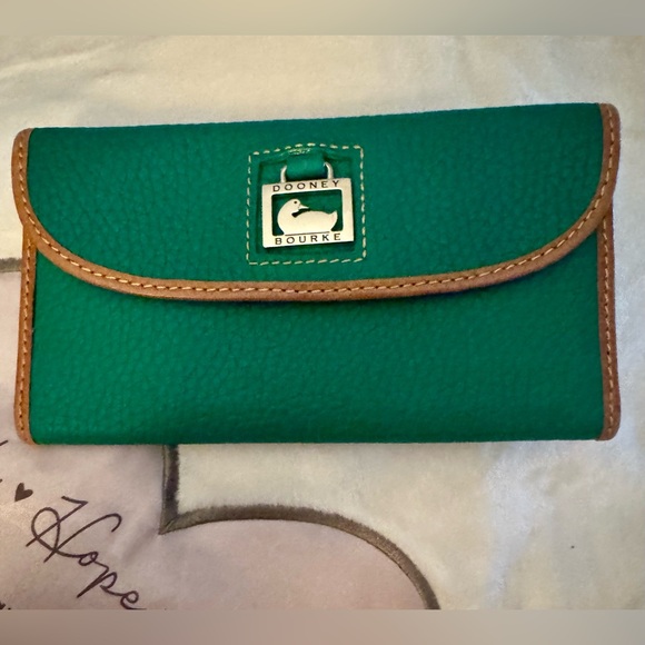 Dooney & Bourke Handbags - Dooney & Bourke Emerald NWOT Wallet